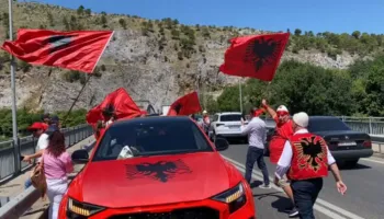 Diaspora në Tiranë/ Ndalesa e parë te paraburgimi “Mine Peza” për protestuesit e arrestuar