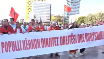 Diaspora shpalos banderolën në shesh: Populli kërkon dinjitet, drejtësi dhe ndryshim