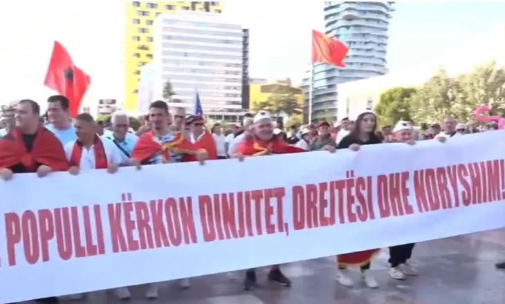 Diaspora shpalos banderolën në shesh: Populli kërkon dinjitet, drejtësi dhe ndryshim