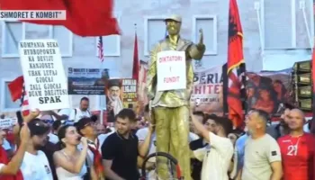 “Diktatori i fundit”/ Protestuesit i bëjnë bust Edi Ramës dhe e rrëzojnë para Kryeministrisë