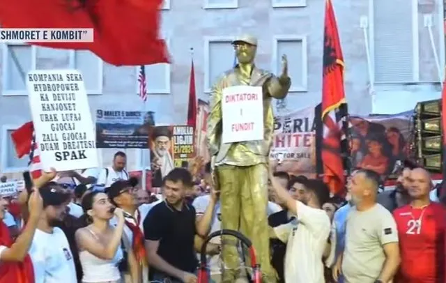 “Diktatori i fundit”/ Protestuesit i bëjnë bust Edi Ramës dhe e rrëzojnë para Kryeministrisë