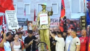 “Diktatori i fundit”/ Studentët rrëzojnë bustin e Ramës para Kryeministrisë, shprehin revoltën e godasin me shkelma