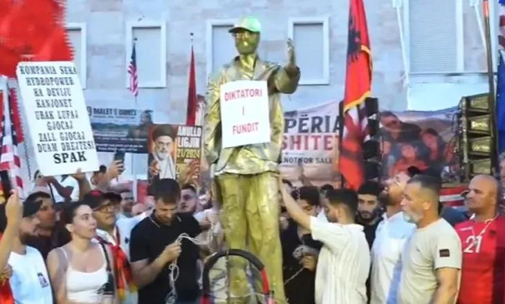 “Diktatori i fundit”/ Studentët rrëzojnë bustin e Ramës para Kryeministrisë, shprehin revoltën e godasin me shkelma