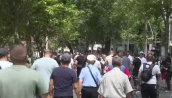 Disa protestuesit lënë Kuvendin, marshojnë drejt Komisariatit nr.1