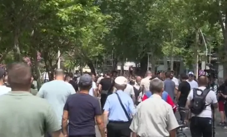 Disa protestuesit lënë Kuvendin, marshojnë drejt Komisariatit nr.1