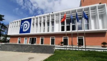 Diskutohet rikthimi në Parlament? PD mbledh deputetët një orë para seancës plenare