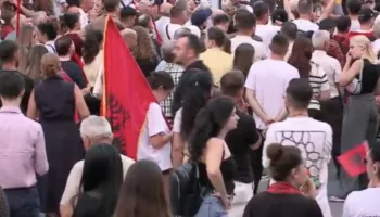 Dita e 32-të e tubimit/Protestuesit nisin marshimin në rrugët e Tiranës