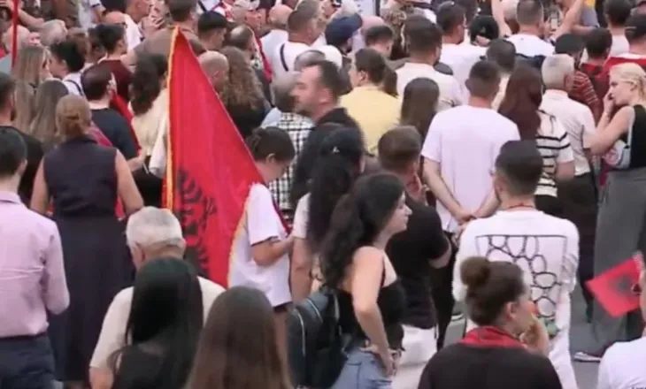 Dita e 32-të e tubimit/Protestuesit nisin marshimin në rrugët e Tiranës