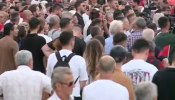 Dita e 34-të e protestës, qytetarët mblidhen para Kryeministrisë