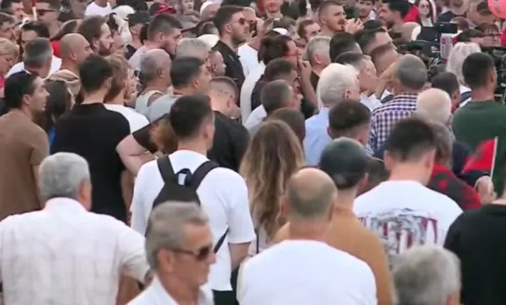 Dita e 34-të e protestës, qytetarët mblidhen para Kryeministrisë