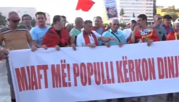 Dita e 35-të, protestës i bashkohet sërish Diaspora! Qytetarët grumbullohen në sheshin “Skënderbej”