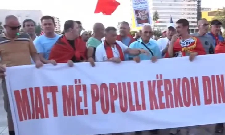 Dita e 35-të, protestës i bashkohet sërish Diaspora! Qytetarët grumbullohen në sheshin “Skënderbej”
