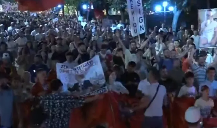 Dita e 37-të e protestës, qytetarët nisin marshimin në rrugë
