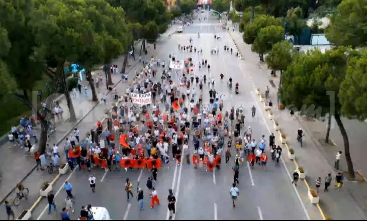 Dita e 39-ë e protestës, qytetarët mblidhen në shesh, kërkojnë dorëheqjen e kryeministrit Rama