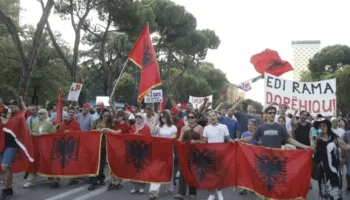 Dita e 43-të e protestës, qytetarët mblidhen para Kryeministrisë