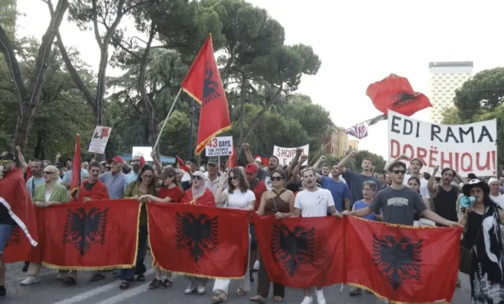 Dita e 43-të e protestës, qytetarët mblidhen para Kryeministrisë
