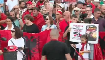 Dita e 43-të e protestës/ Qytetarët nisin marshimin nga sheshi “Skënderbej”, drejt Kryeministrisë
