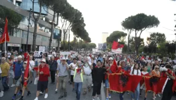 Dita e 44-t e tubimit në Tiranë, protestuesit mblidhen në sheshin ‘Skënderbej’, marshojnë drejt Kryeministrisë