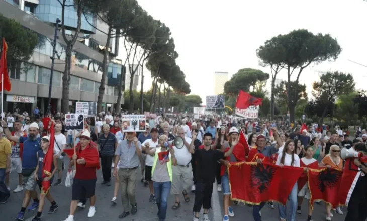 Dita e 44-të e protestës, qytetarët mblidhen para Kryeministrisë