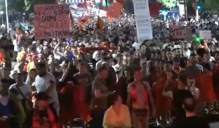 Dita e 45-të e protestës në Tiranë, tubim para selisë së qeverisë