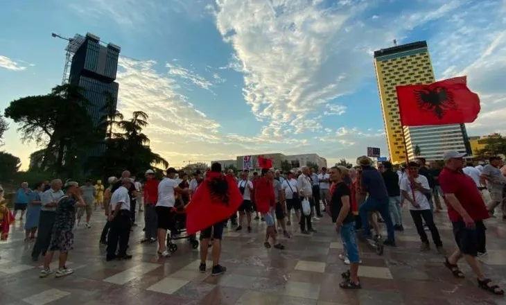 Dita e 47-të e protestës, qytetarët mblidhen tek sheshi Skënderbej