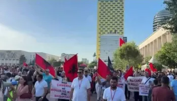 Dita e 50-të e protestës në Tiranë, qytetarët kërkojnë dorëheqjen e kryeministrit Rama