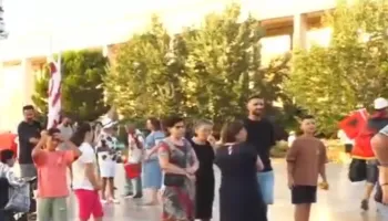 Dita e 50-të e rezistencës, nis grumbullimi e qytetarëve në sheshin “Skënderbej”