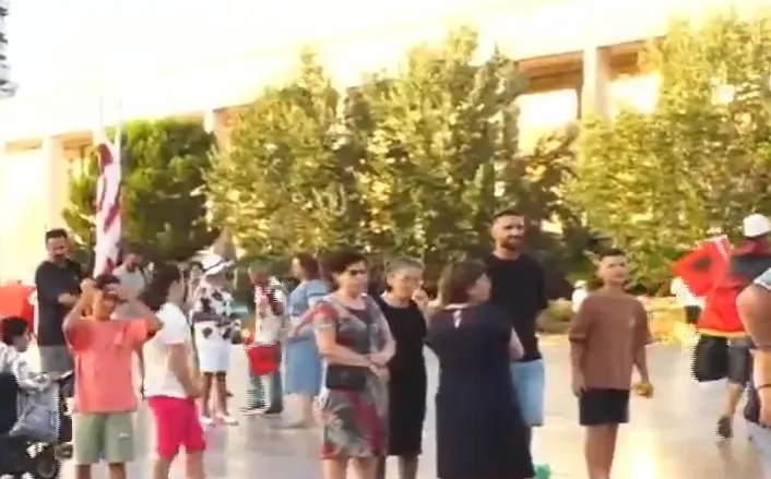 Dita e 50-të e rezistencës, nis grumbullimi e qytetarëve në sheshin “Skënderbej”