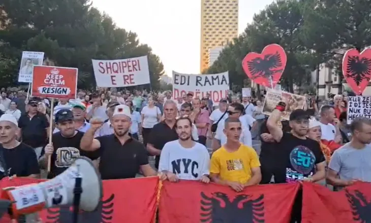 Dita e 53-të e protestës para Kryeministrisë: Nesër të gjithë para Kuvendit