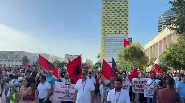 Dita e 53-të e protestës, qytetarët mblidhen tek sheshi “Skënderbej”