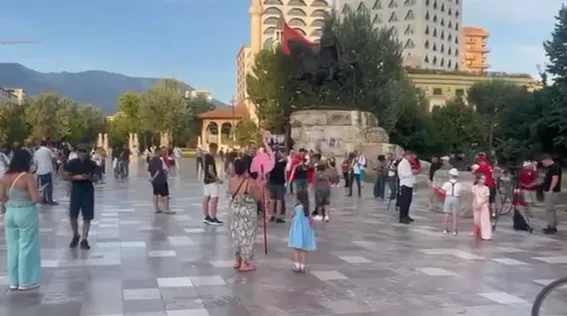Dita e 54-të e protestës në Tiranë, qytetarët mblidhen tek sheshi “Skëndërbej”