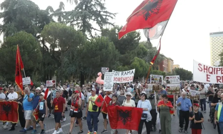 Dita e 59-ë e tubimit para Kryeministrisë, protestuesit thirrje kundër klasës politike: Ju erdhi fundi!