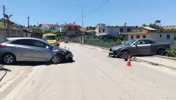 Divjakë/ Përplasen kokë më kokë dy automjete, disa të lënduar