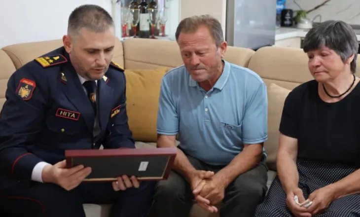 Djali i Dëshmorit Enea Mekolli mbush 1 vjeç, dorëzohet çeku me vlerë 7 milionë lekë për familjen