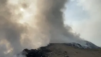 Djegia e fushës së mbetjeve në Krujë, shiu shuan flakët, plehrat digjen ende në brendësi