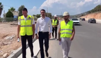 “Do jetë gati në fillim të gushtit”, ministri Karakaçi inspekton punimet për rrugën e re në hyrje të Ksamilit