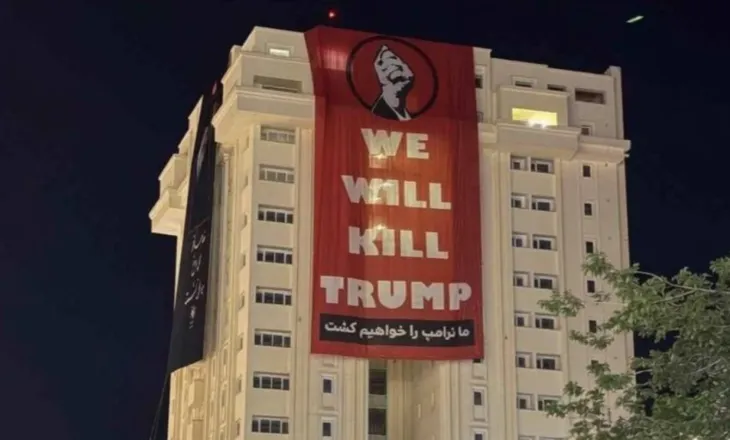 “Do ta vrasim Trumpin”/ Banderolat kërcënuese në ceremoninë mortore të Khameneit, reagon presidenti amerikan