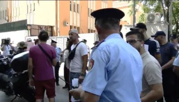 “Do të na kontrolloni?”/ Vendoset kordon policor, policia tenton të largojë qytetarët para SPAK