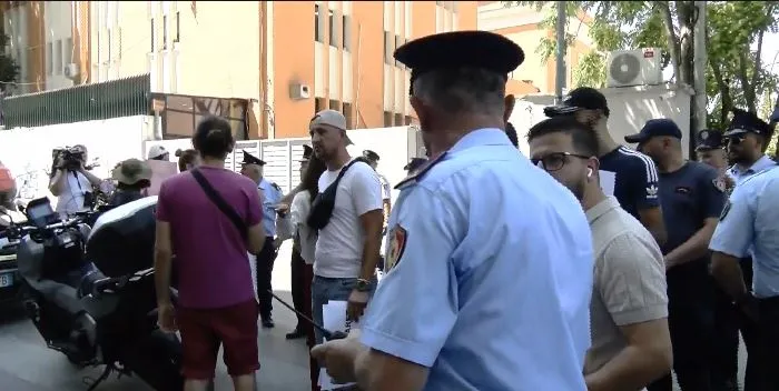“Do të na kontrolloni?”/ Vendoset kordon policor, policia tenton të largojë qytetarët para SPAK
