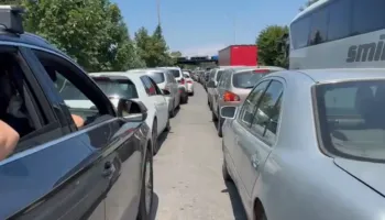 Dogana e Qafë Thanës pothuajse e bllokuar, radhë kilometrike automjetesh