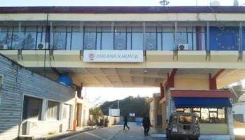 Doganierët grekë në grevë, të hënën pezullohet për 4 orë qarkullimi në Kakavijë dhe Mavromat