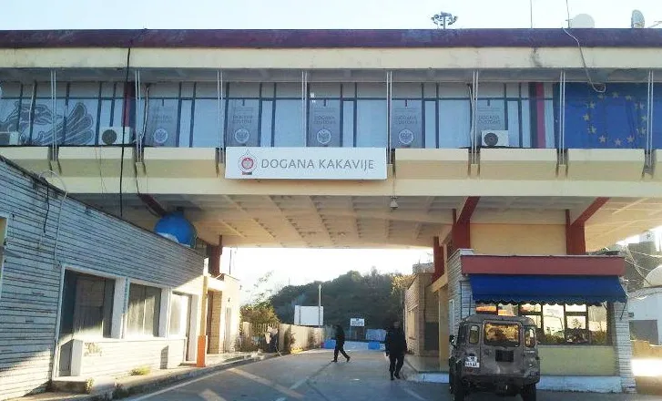 Doganierët grekë në grevë, të hënën pezullohet për 4 orë qarkullimi në Kakavijë dhe Mavromat