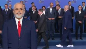 Donald Trump e injoroi/ CNN turk: Liderët e NATO-s qeshën kur panë Ramën me atletet e bardha, në nisje të Samitit…