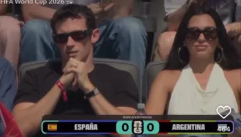 Dua Lipa ndjek finalen e Botërorit 2026 nga tribunat e stadiumit “MetLife”