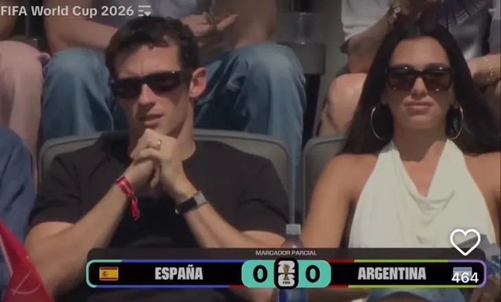 Dua Lipa ndjek finalen e Botërorit 2026 nga tribunat e stadiumit “MetLife”