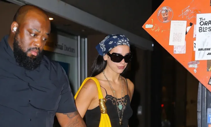Dua Lipa sfidon vapën e Nju Jorkut me çizme në mes të verës