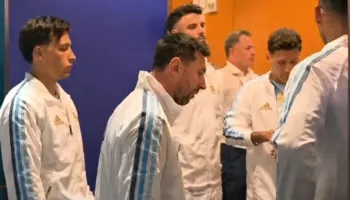 “Duhej vetëm të dilnin dhe të luanin”; babai i Mac Allister zbulon fjalimin e Messit para finales