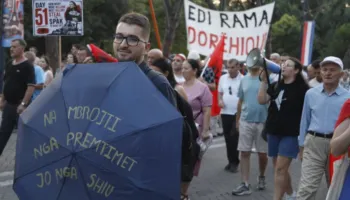 ‘Duhet ta rrëzojmë!’ Al Jazeera: Prej 7 javësh shqiptarët në protestë kundër korrupsionit dhe qeverisë Rama