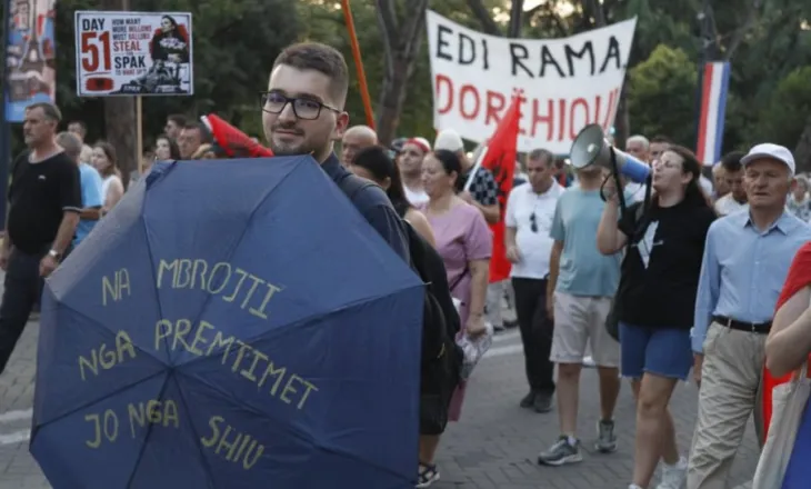 ‘Duhet ta rrëzojmë!’ Al Jazeera: Prej 7 javësh shqiptarët në protestë kundër korrupsionit dhe qeverisë Rama