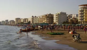 Durrësi humbet “turizmin patriotik”! Pushuesit nga Kosova dhe italianët braktisin plazhin këtë sezon